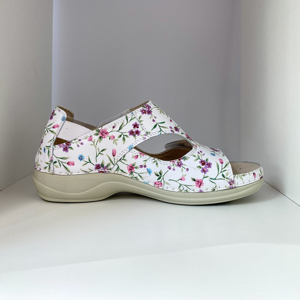 Komforta apavi darbam | FLOWERS | Praga