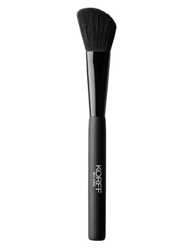 KORFF Slanted, rounded brush for applying bronzer, blush and illuminating powder