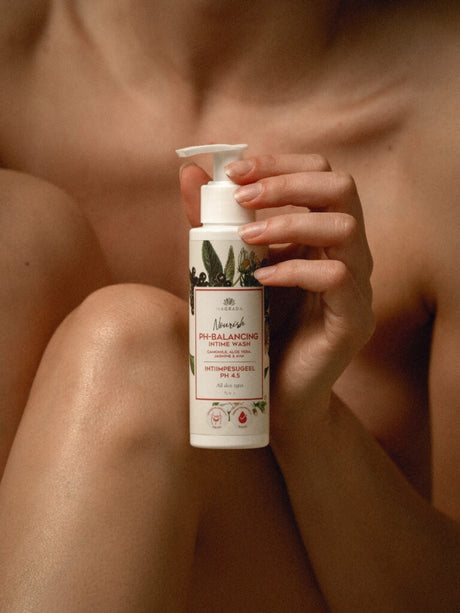 Magrada Jasmine attīrošs intīmais gels pH 4.5, 100 ml produkts kailas modeles rokās