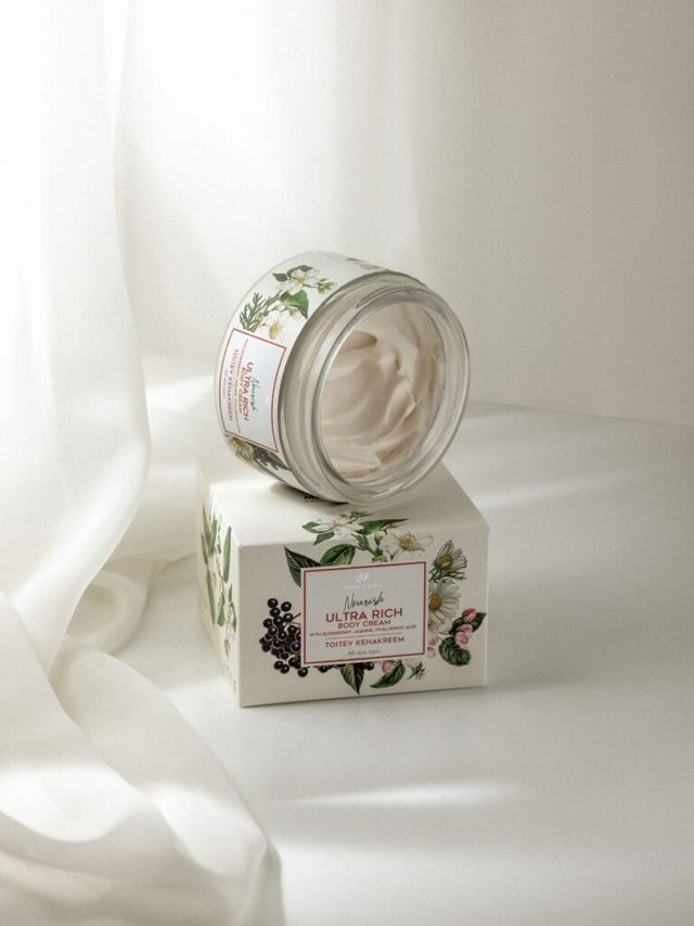 Magrada Jasmine dziļi mitrinošs ķermeņa krēms, 200 ml uz balta fona