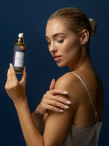 Magrada Sleep & Glow 5in1 lavandas skaistuma eļļa, 100 ml kopšanas rituāla kompozīcijā ar sievieti