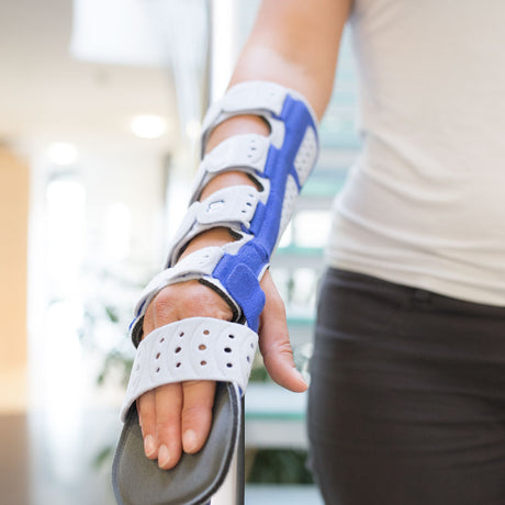 ManuLoc long Plus | Orthosis for positioning the wrist in a resting position with a removable finger pad | 1 piece.